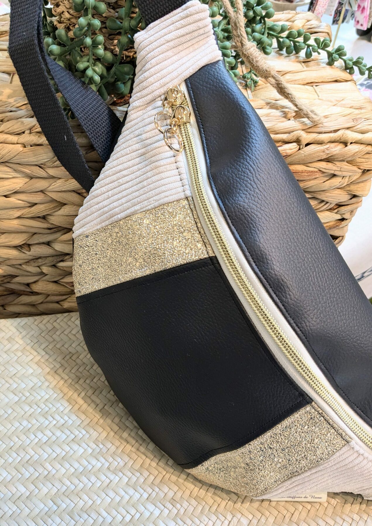 Sac banane en simili cuir noir et doré et velours beige, poche intérieur – Image 2