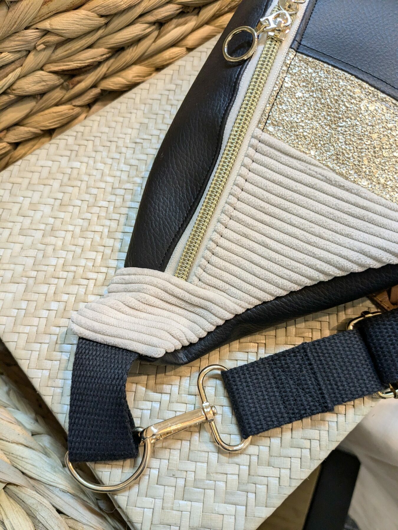 Sac banane en simili cuir noir et doré et velours beige, poche intérieur – Image 4