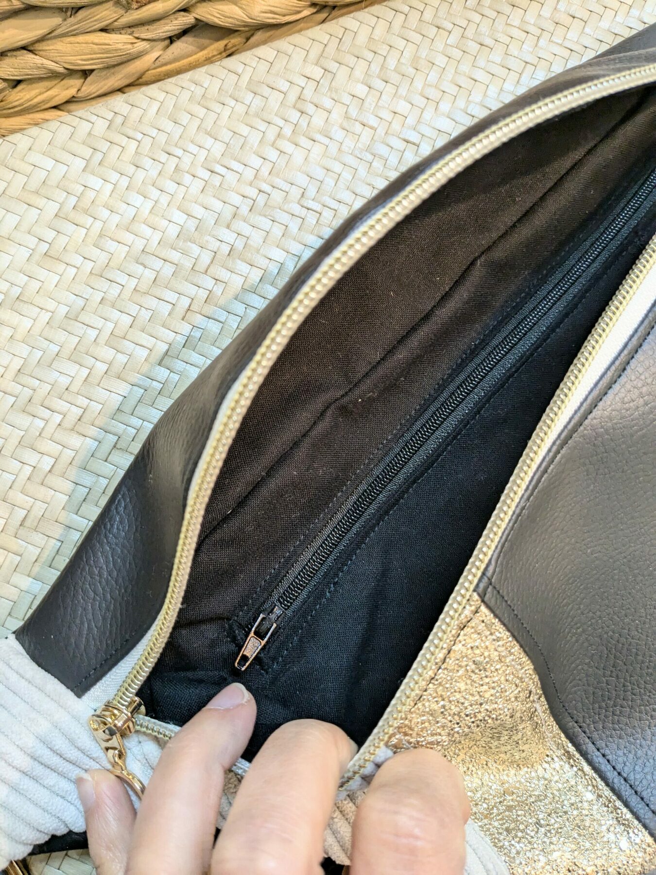 Sac banane en simili cuir noir et doré et velours beige, poche intérieur – Image 5