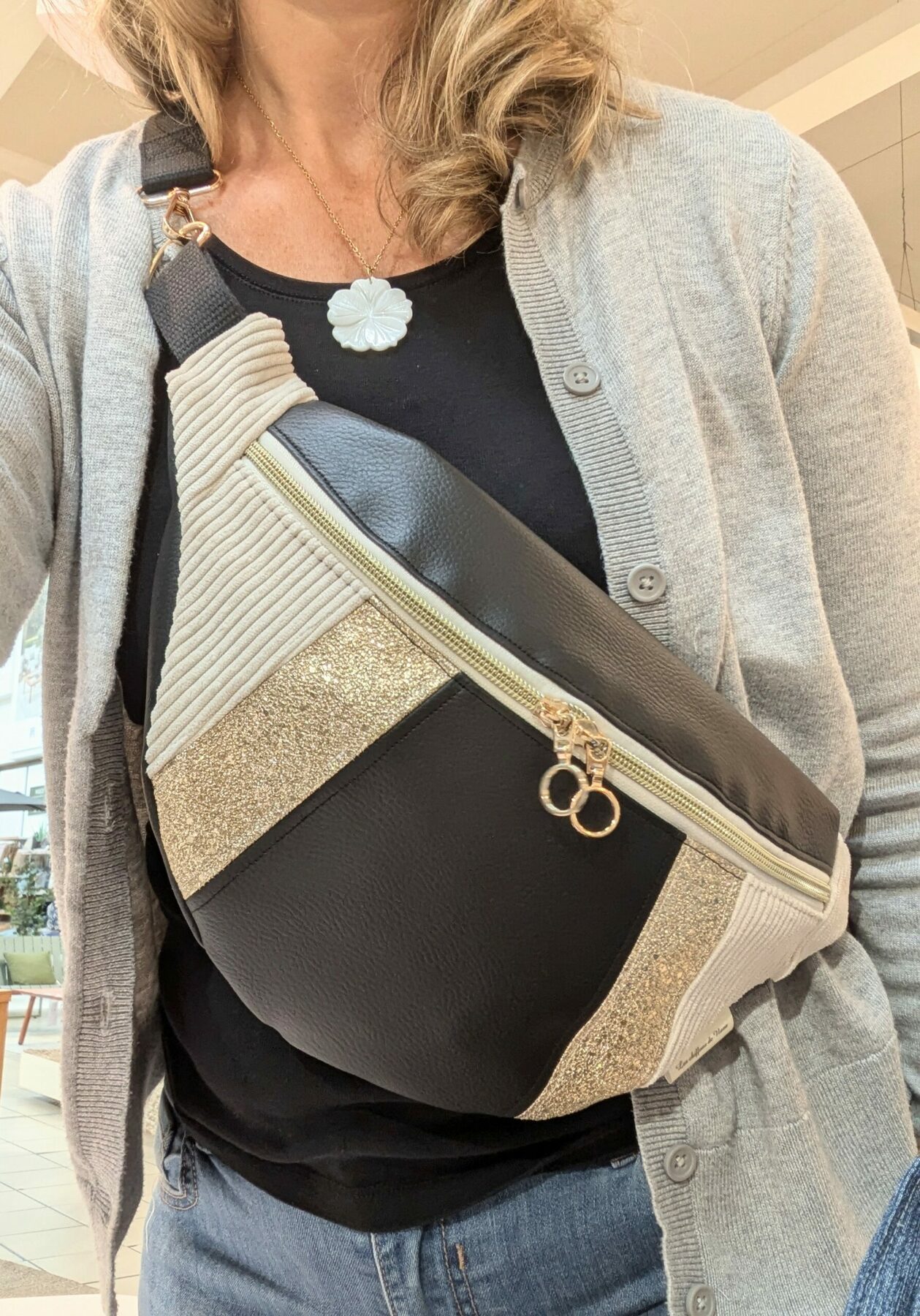 Sac banane en simili cuir noir et doré et velours beige, poche intérieur – Image 6