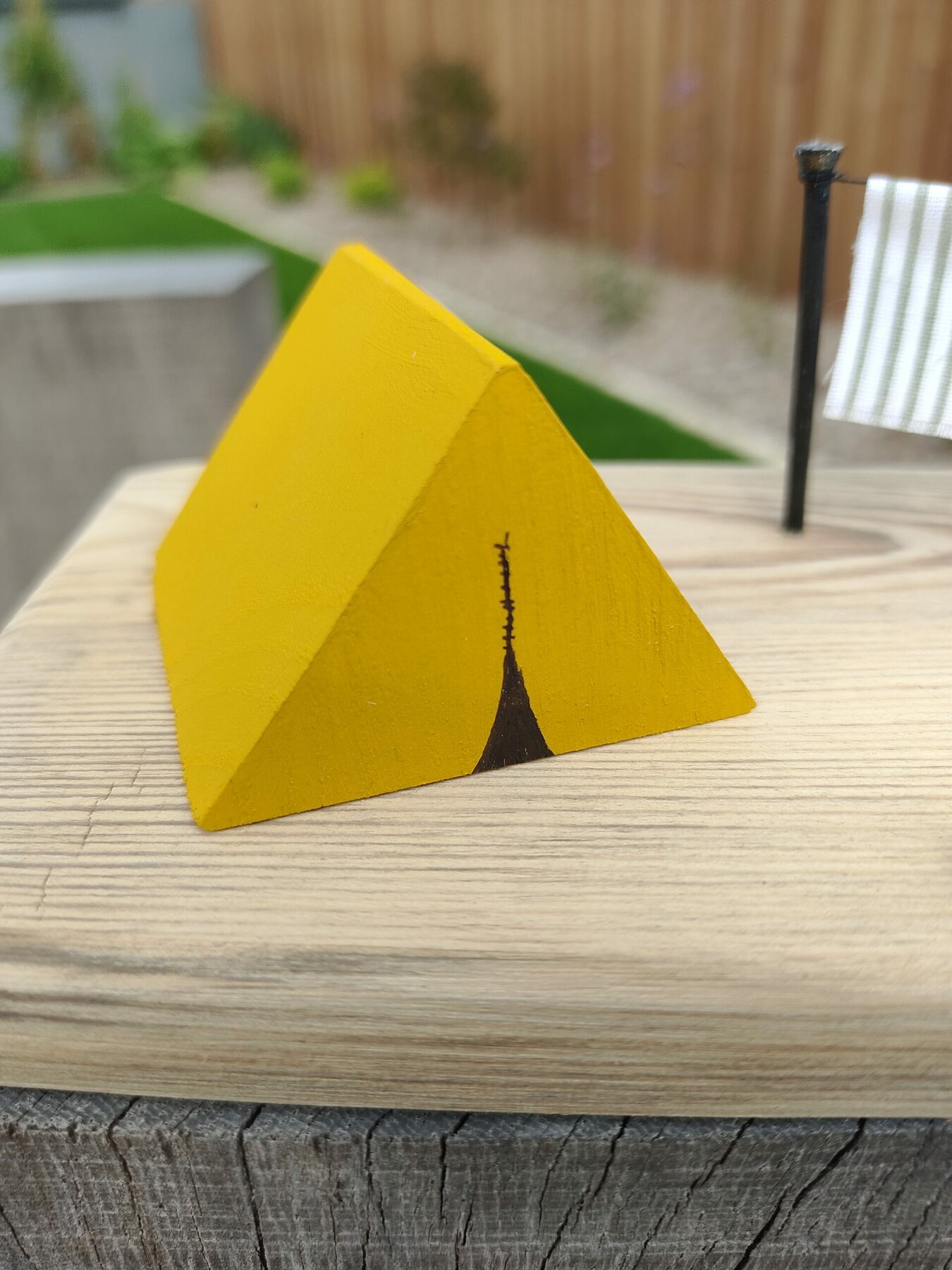 Scène de camping avec tente et jeu de pétanque – Image 5