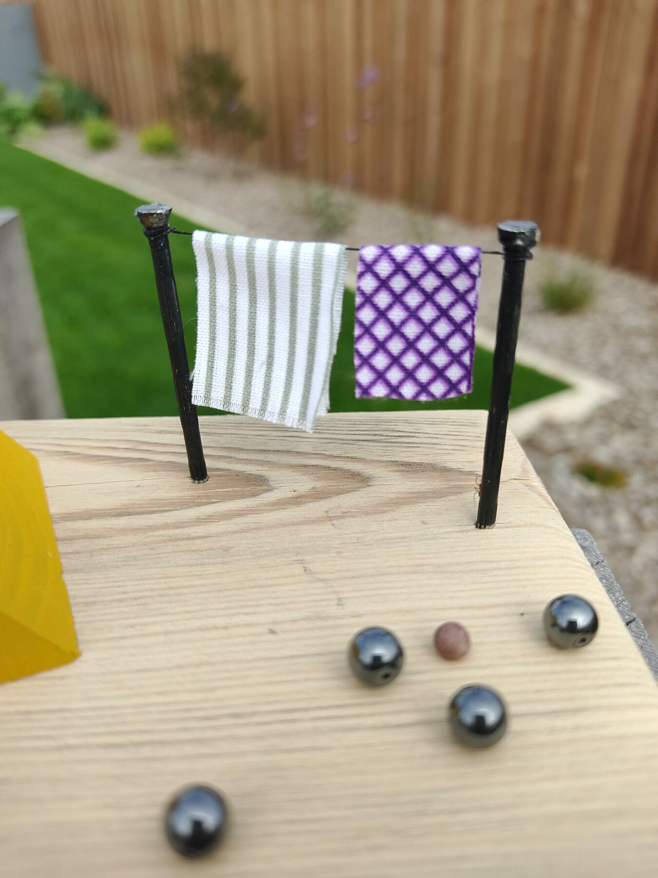 Scène de camping avec tente et jeu de pétanque – Image 4