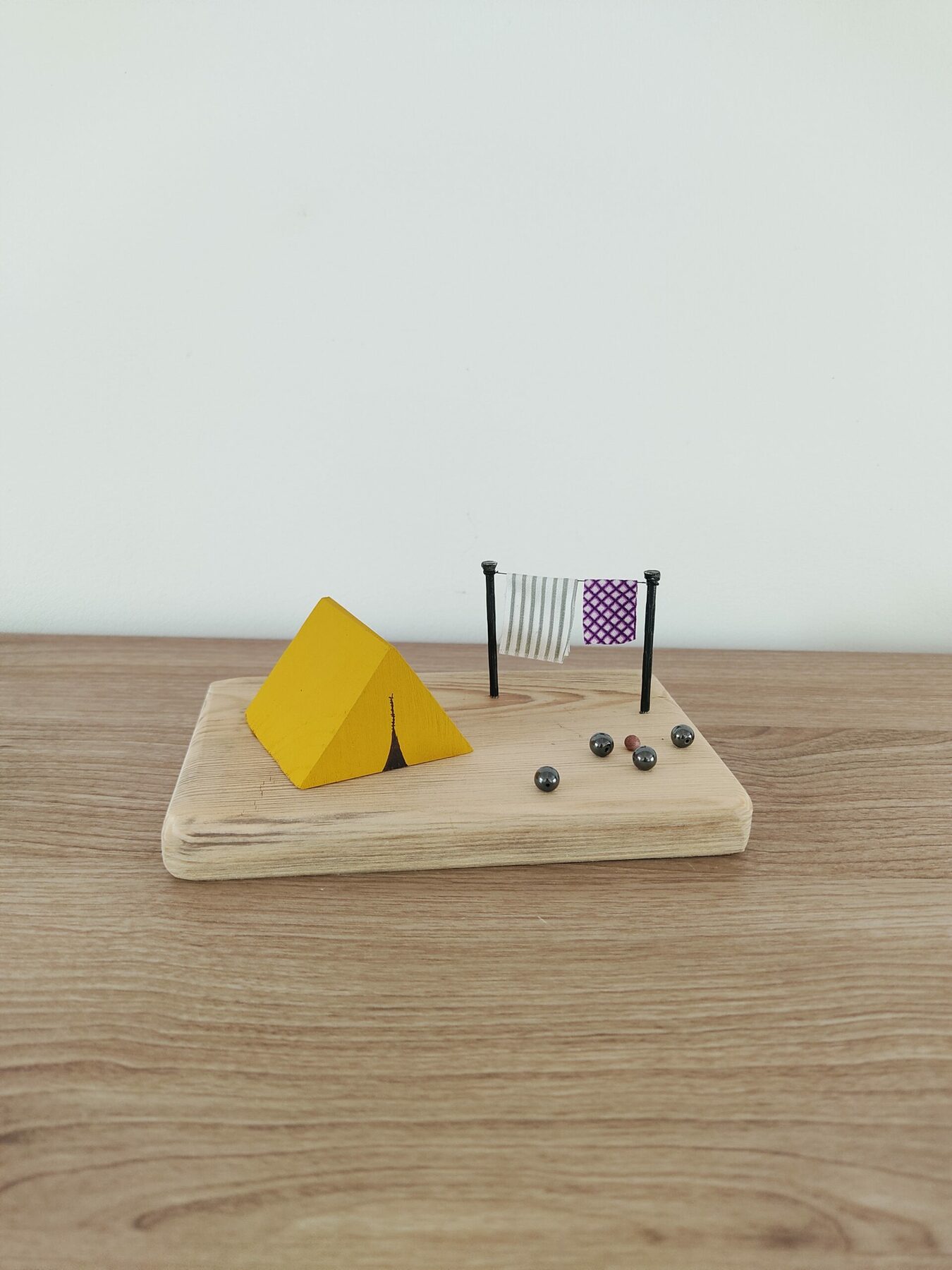 Scène de camping avec tente et jeu de pétanque – Image 3