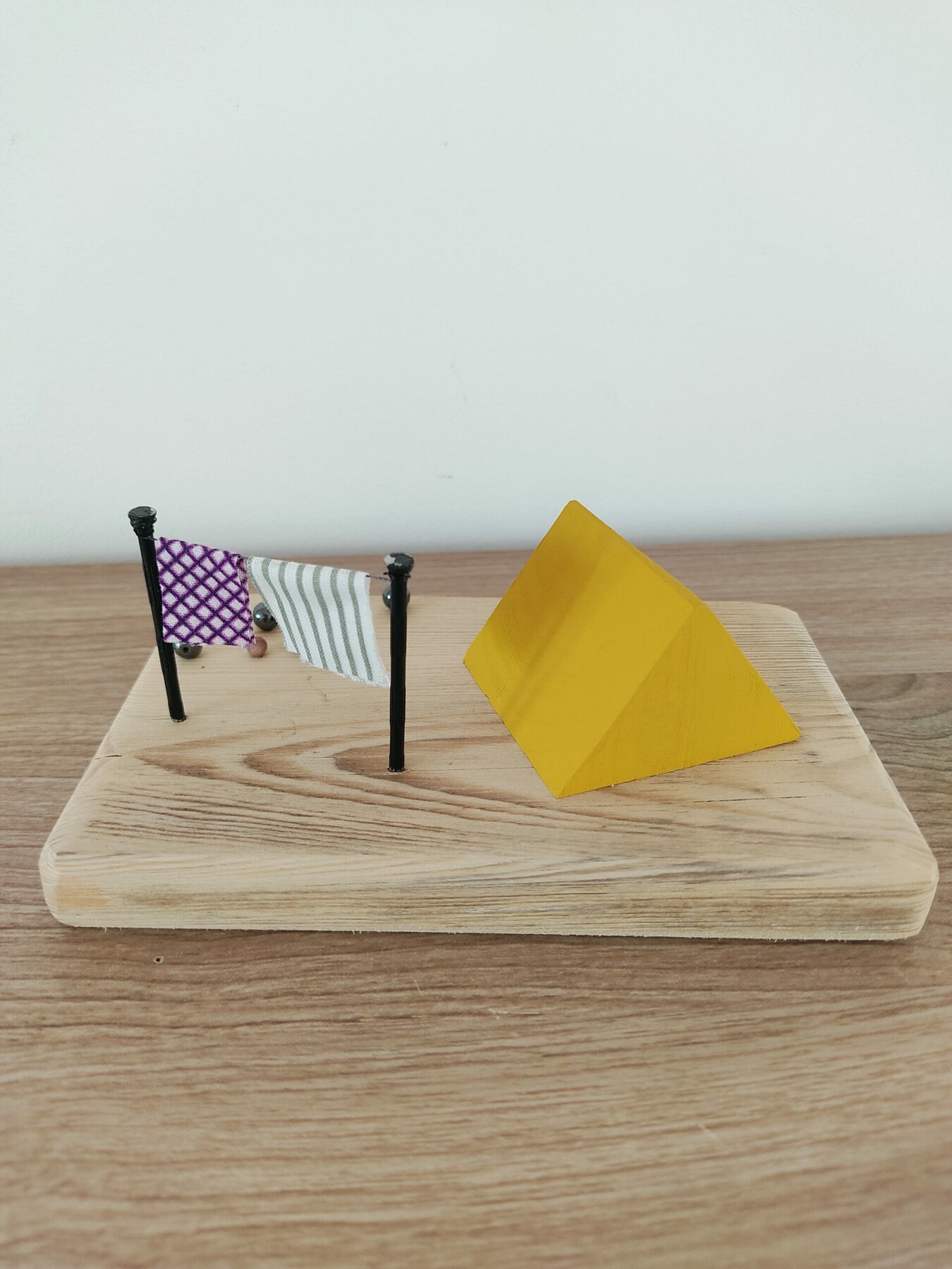 Scène de camping avec tente et jeu de pétanque – Image 2
