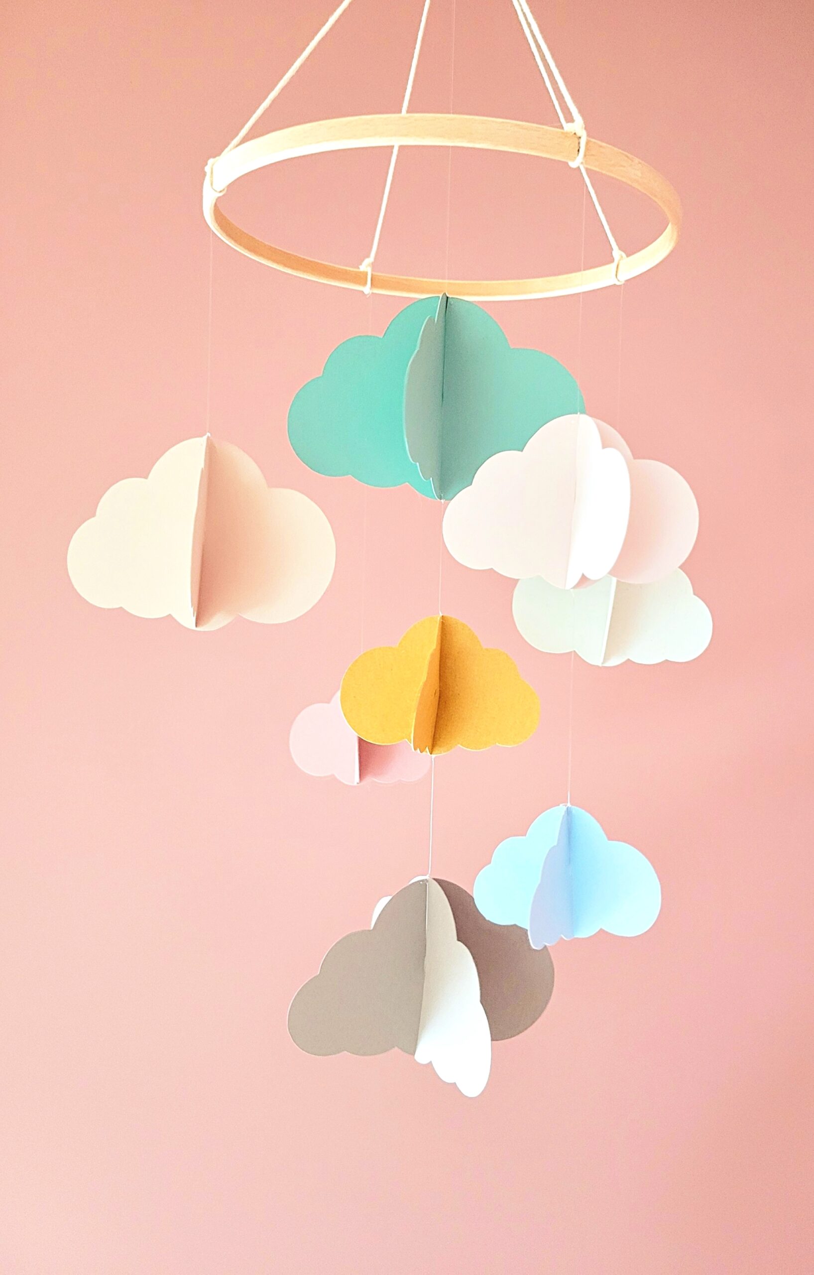 Mobile bébé 8 nuages colorés en papier sur cercle en bois 20x50cm