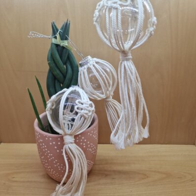 Boule de Noël en macramé