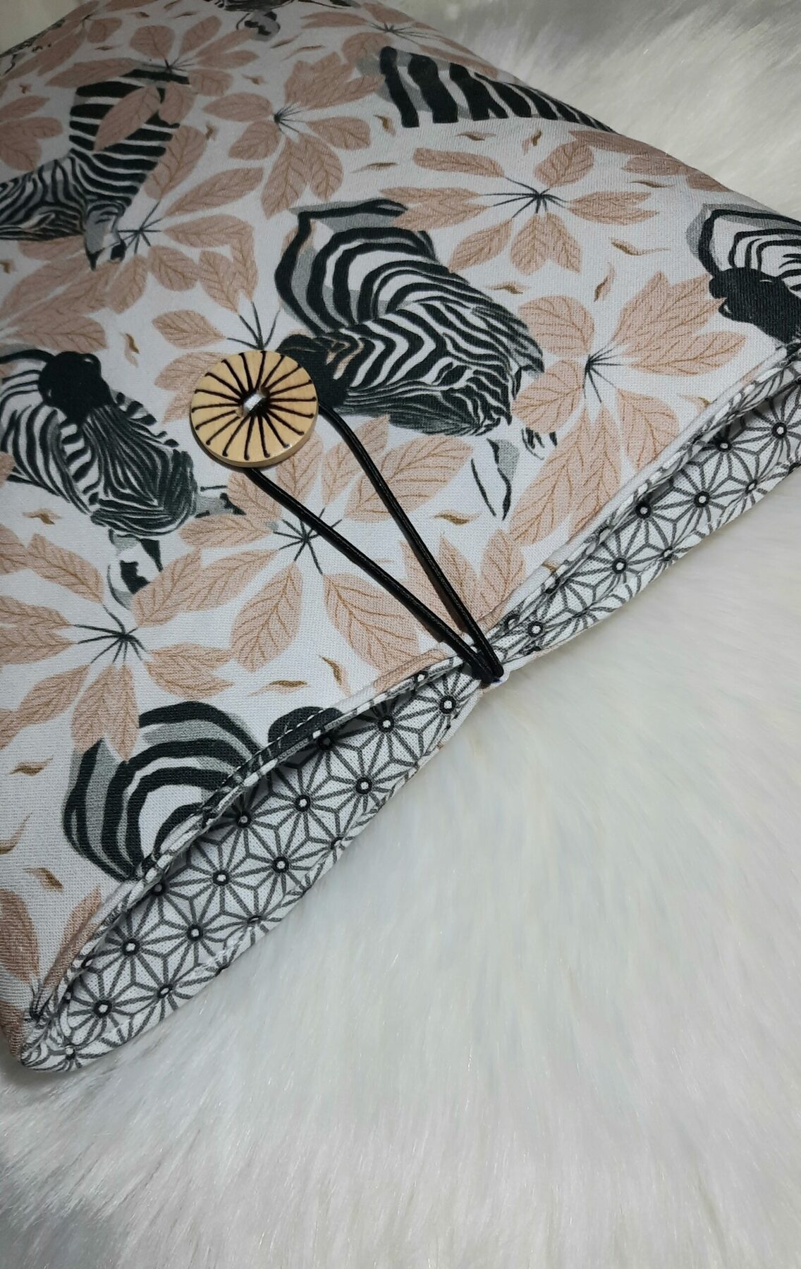 Pochette molletonnée en coton Oeko-Tex – Protège-livres, tablettes et liseuses – Motif zèbres – Image 2