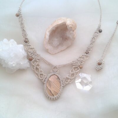 Collier macramé beige avec cabochon en pierre fine naturelle Jaspe Paysage.Création unique faite main.Lithothérapie