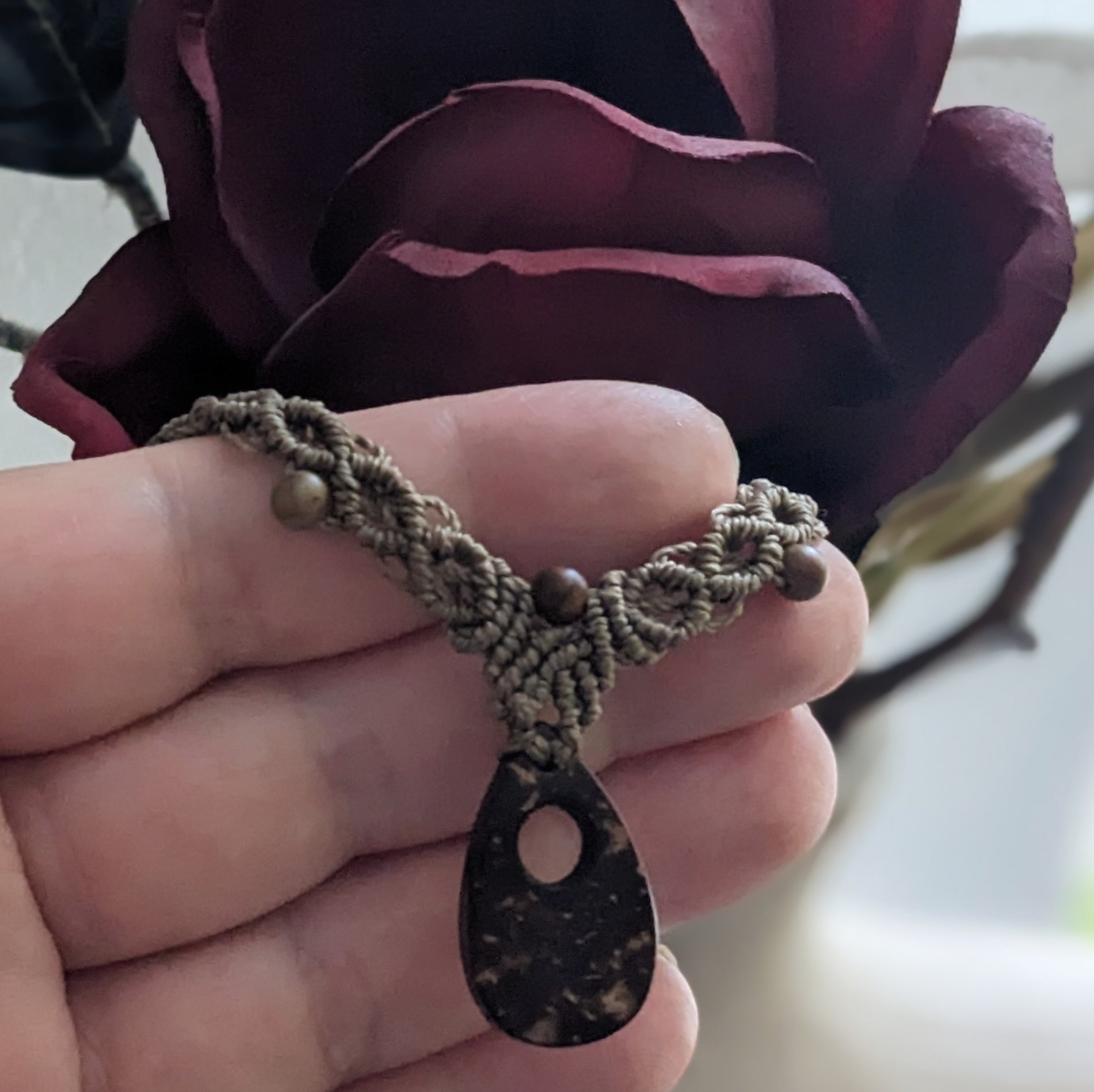 Collier macramé café au lait avec pendentif en bois de coco et perles en jaspe Picasso .Unique /Fait Main – Image 5