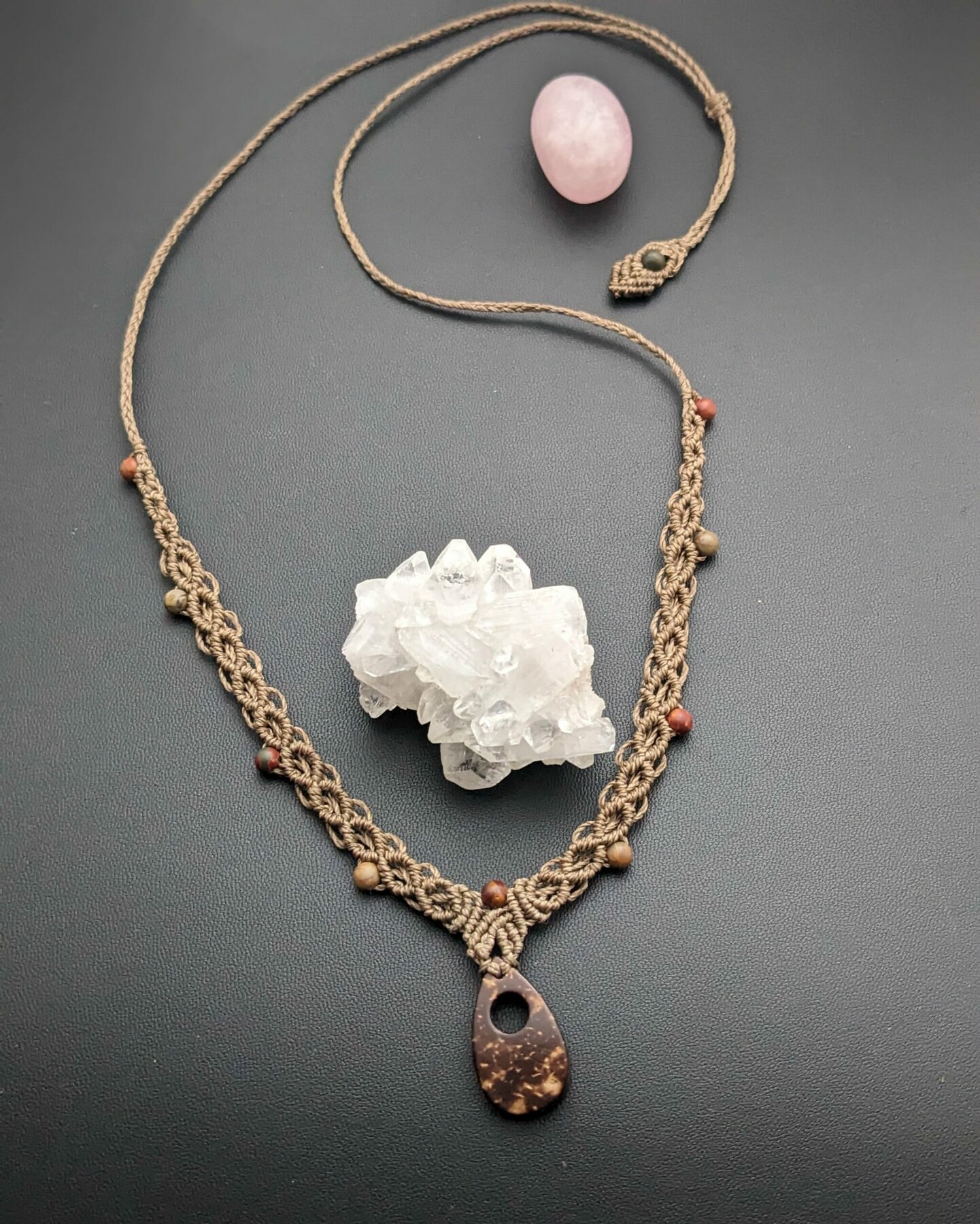 Collier macramé café au lait avec pendentif en bois de coco et perles en jaspe Picasso .Unique /Fait Main – Image 3