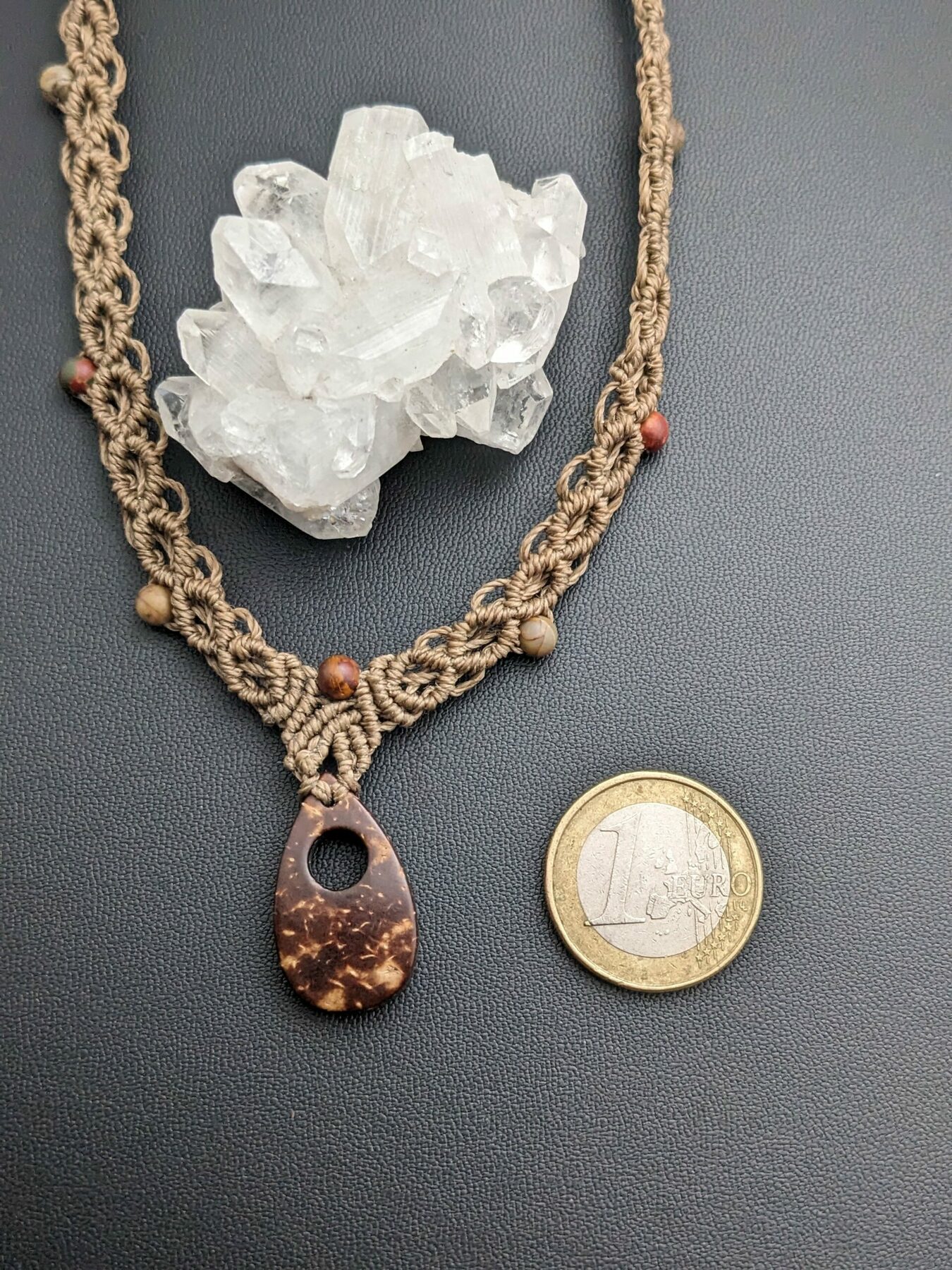 Collier macramé café au lait avec pendentif en bois de coco et perles en jaspe Picasso .Unique /Fait Main – Image 4