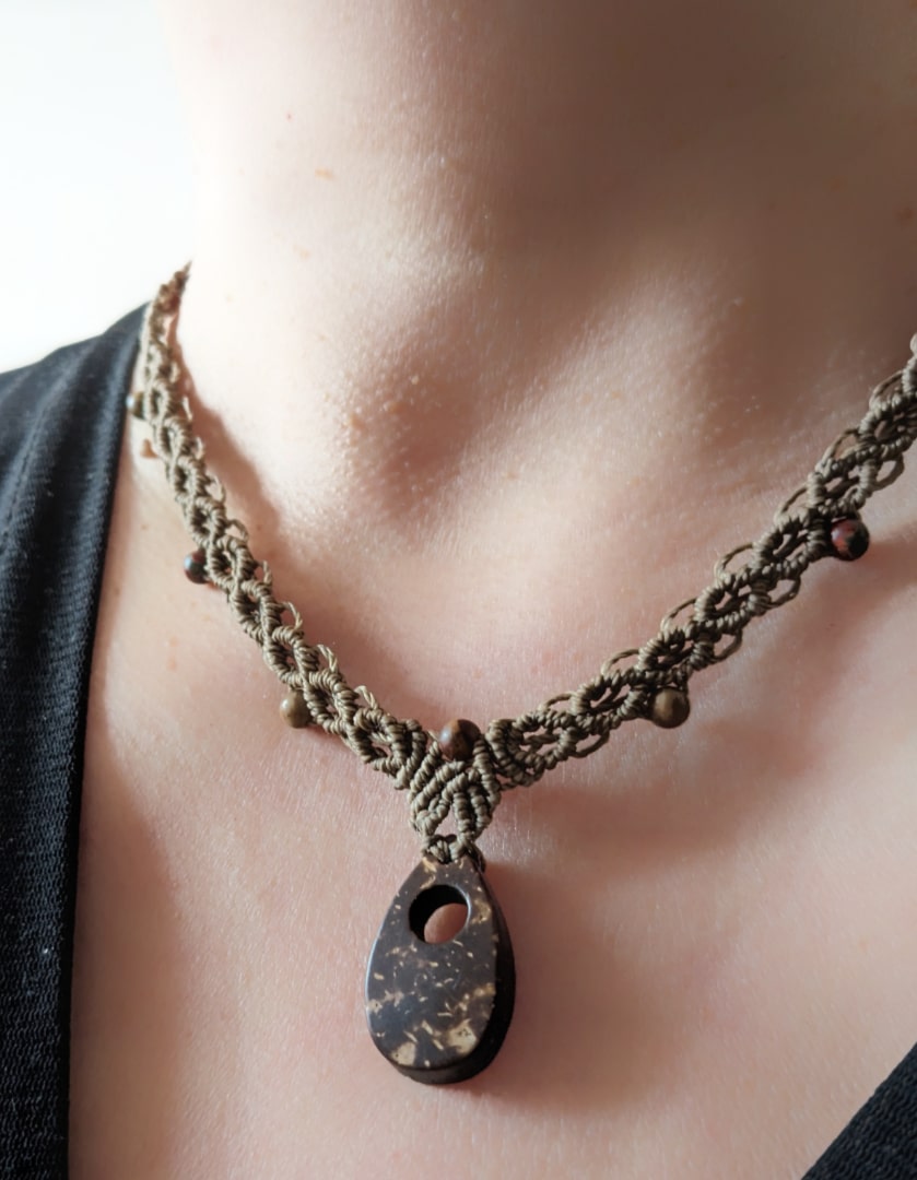 Collier macramé café au lait avec pendentif en bois de coco et perles en jaspe Picasso .Unique /Fait Main – Image 6