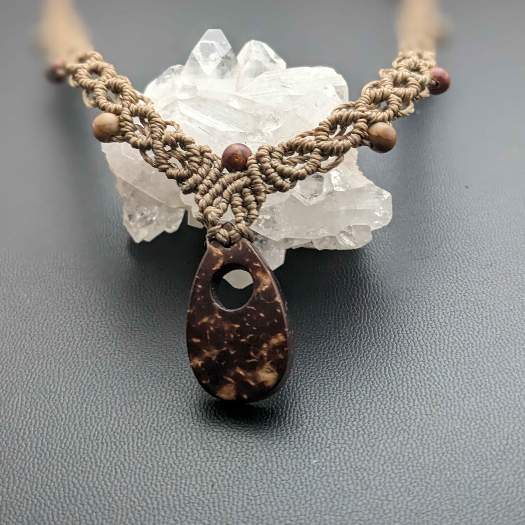 Collier macramé café au lait avec pendentif en bois de coco et perles en jaspe Picasso .Unique /Fait Main – Image 2