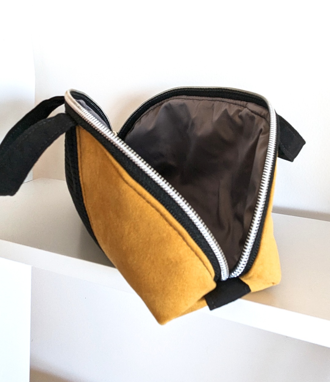 Trousse Maquillage Faite Main — Velours Noir & Suédine Jaune | Doublure Déperlante – Image 2