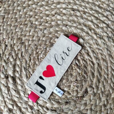 Marque page cœur rouge livre de poche