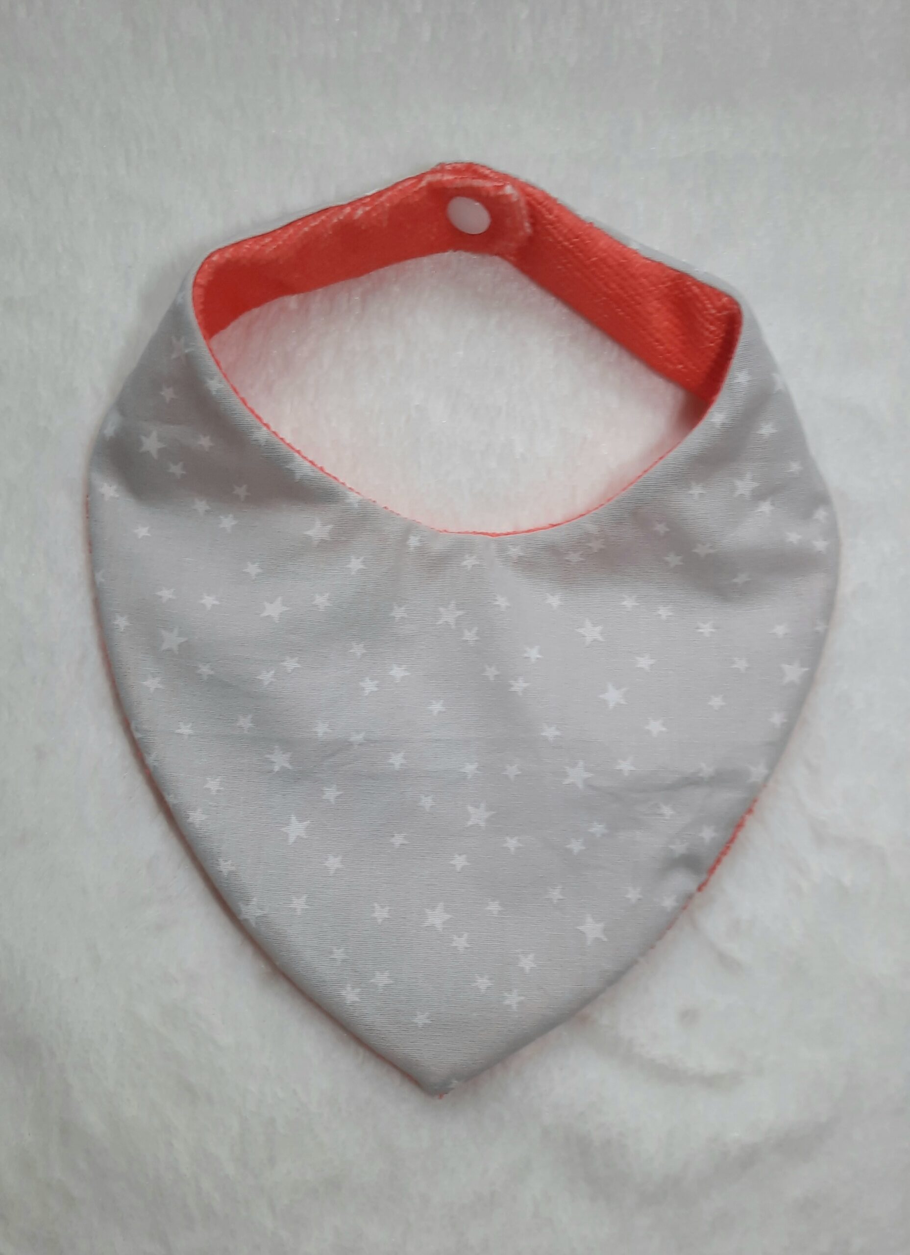 Bavoir Bandana Réversible 0-6 mois – Motif Pompier – Fait Main en Bambou & Coton Oeko-Tex – Image 2