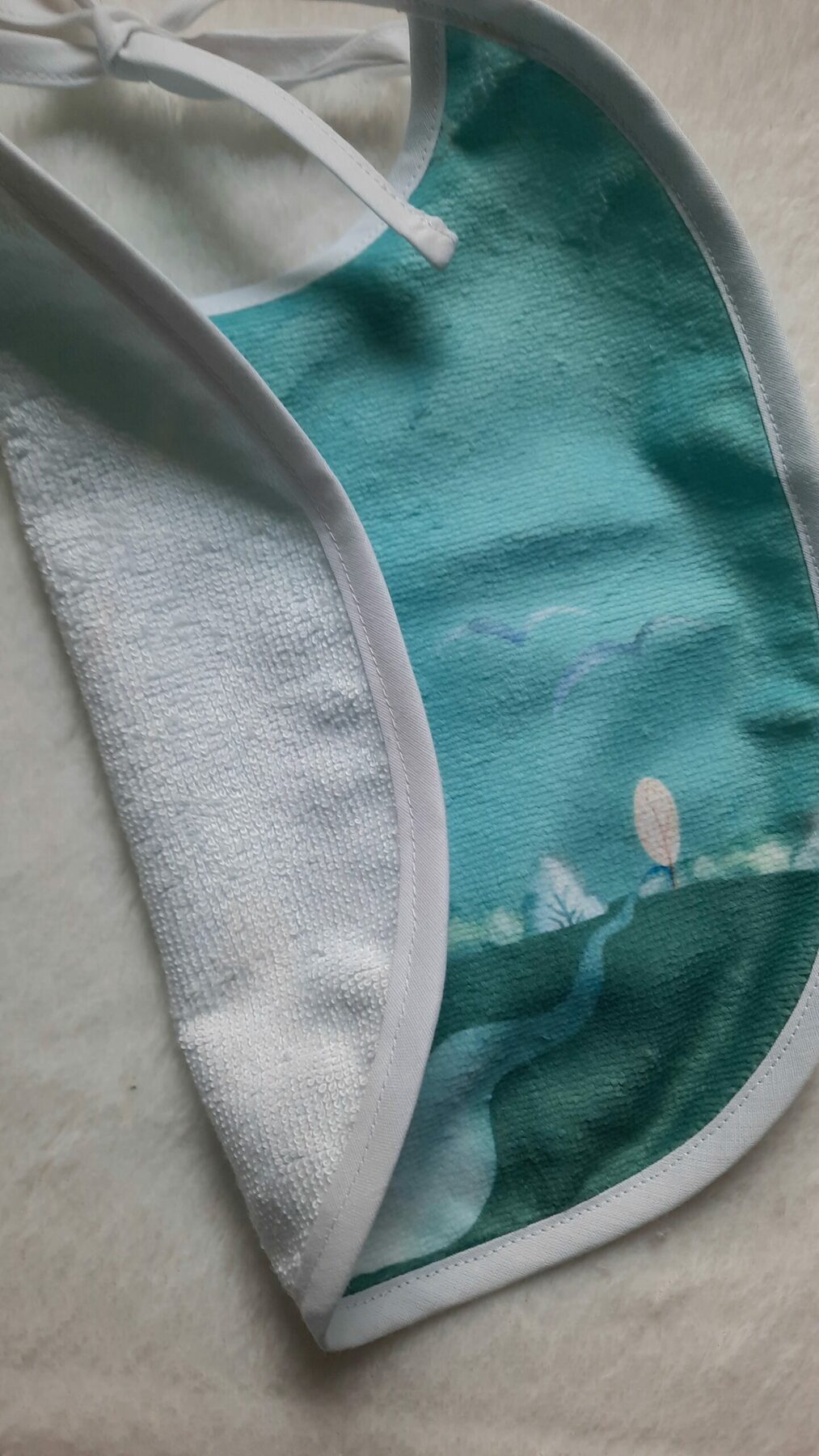 Bavoir rond en éponge de bambou – Motif Montgolfière – Image 3