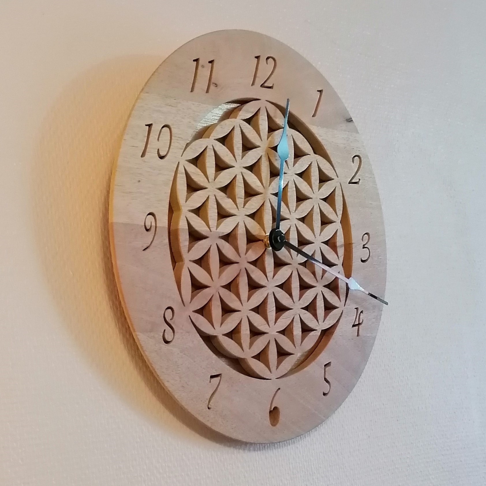 Horloge murale sur fleur de vie en bois massif, fait mains, pour sublimer votre intérieur dans un environnement naturel, serein et unique – Image 4