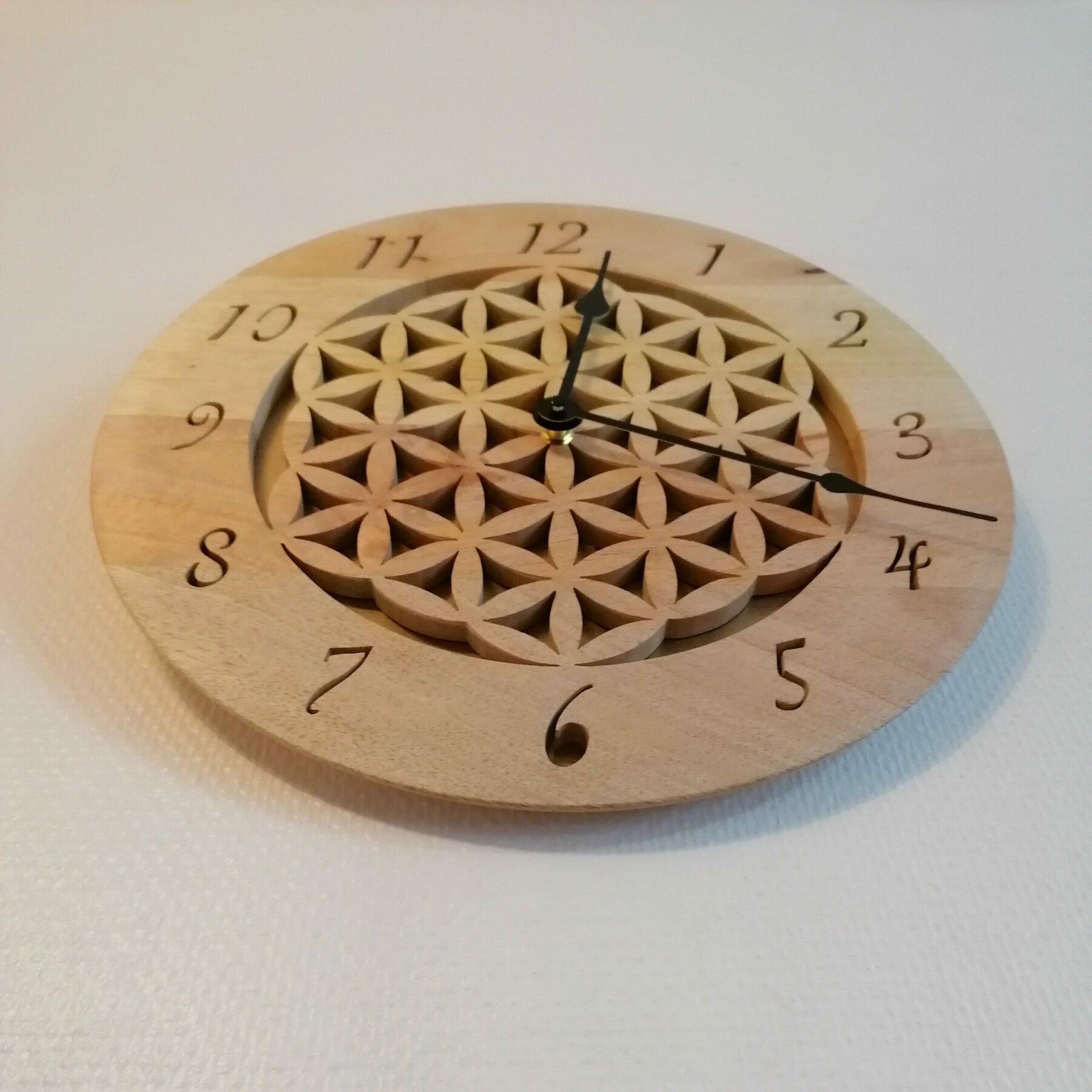 Horloge murale sur fleur de vie en bois massif, fait mains, pour sublimer votre intérieur dans un environnement naturel, serein et unique – Image 3