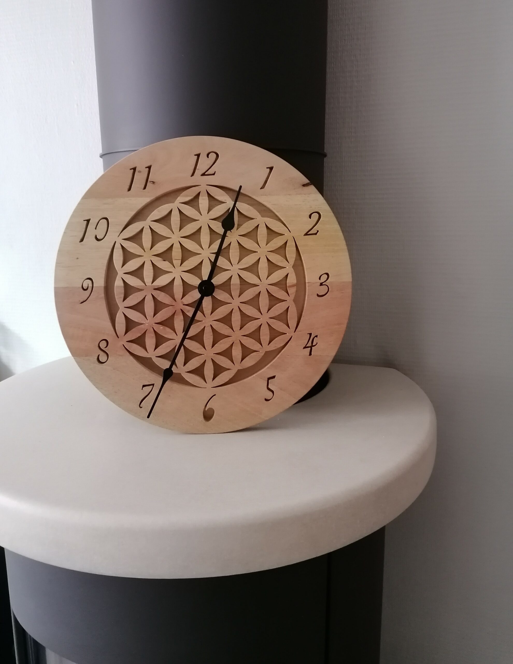 Horloge murale sur fleur de vie en bois massif, fait mains, pour sublimer votre intérieur dans un environnement naturel, serein et unique – Image 2