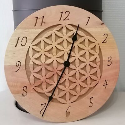 Horloge murale sur fleur de vie en bois massif, fait mains, pour sublimer votre intérieur dans un environnement naturel, serein et unique