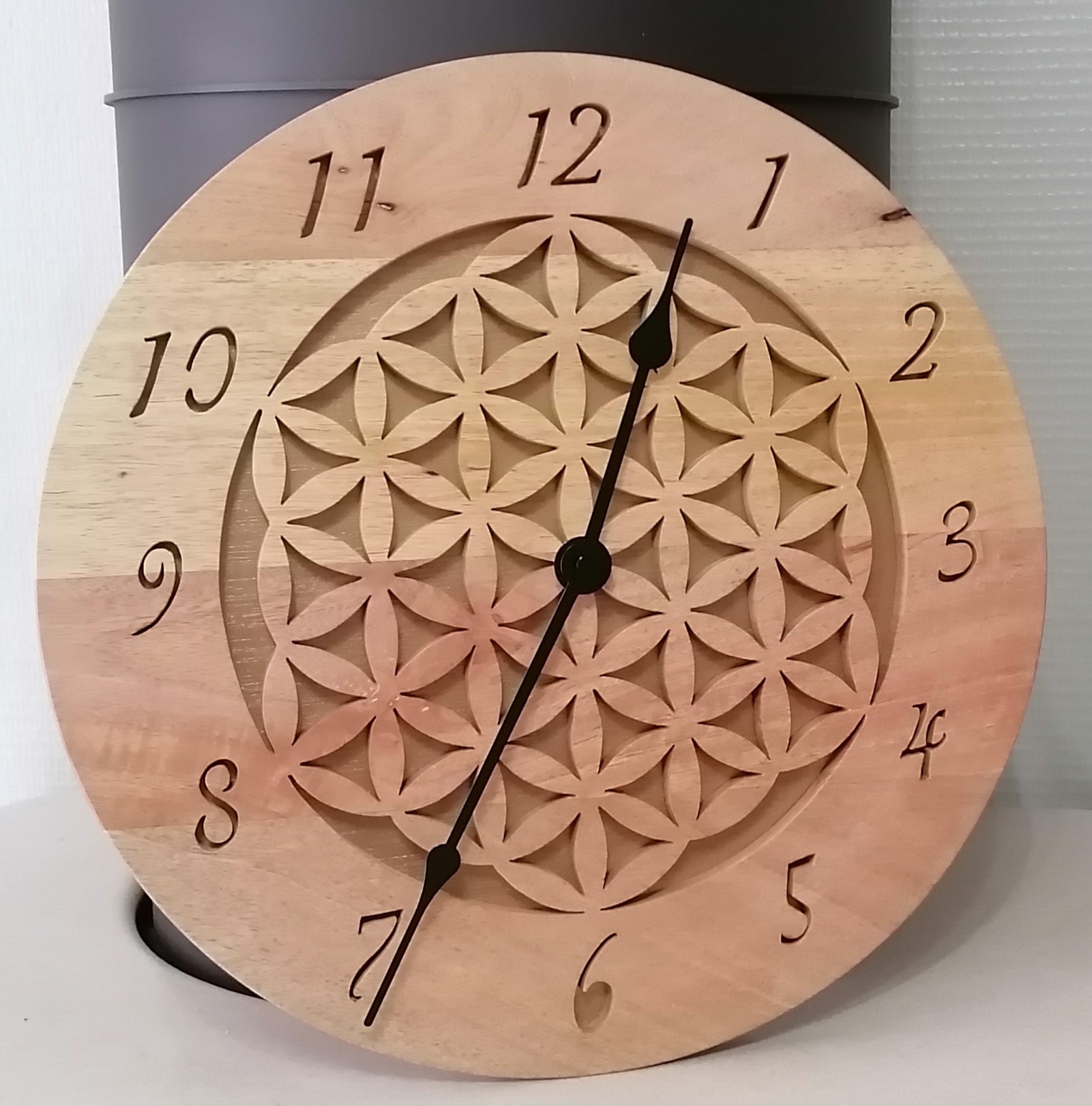 Horloge murale sur fleur de vie en bois massif, fait mains, pour sublimer votre intérieur dans un environnement naturel, serein et unique