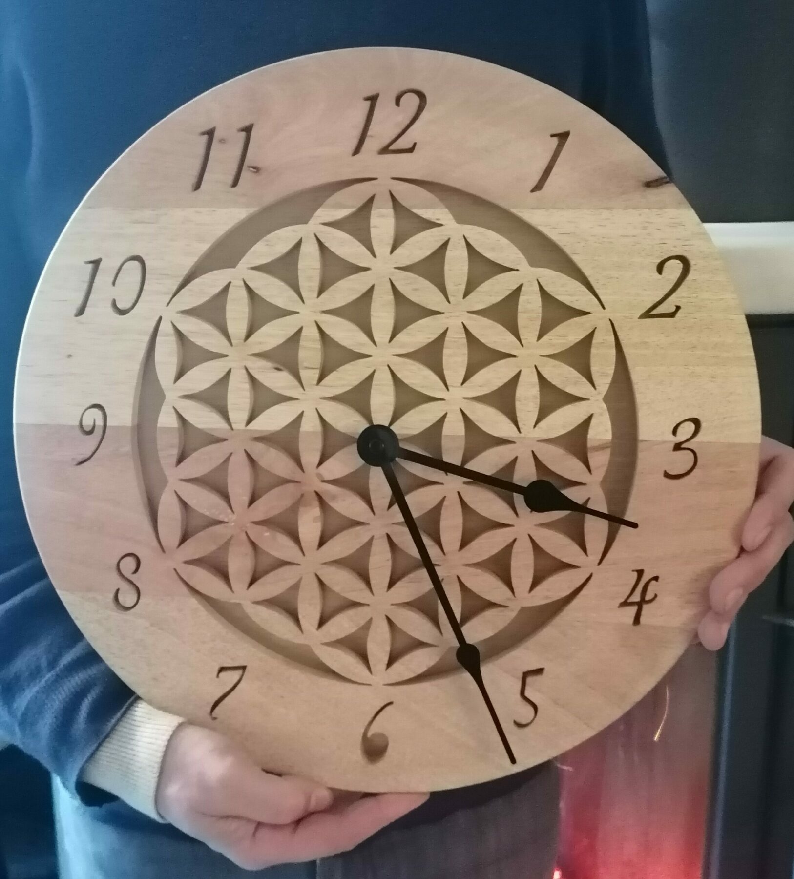 Horloge murale sur fleur de vie en bois massif, fait mains, pour sublimer votre intérieur dans un environnement naturel, serein et unique – Image 5