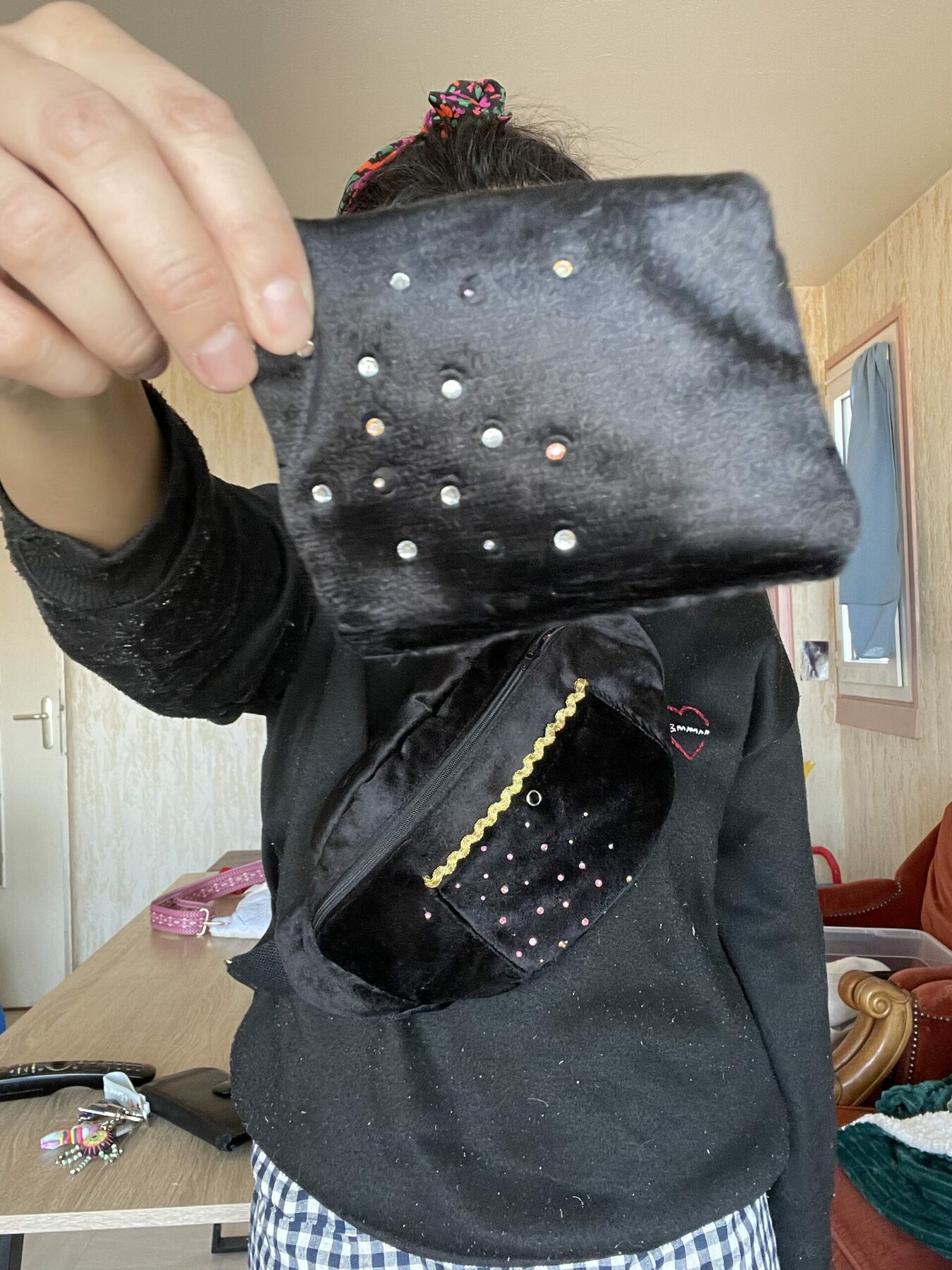 Sac banane adulte velours noir &strass – Image 4