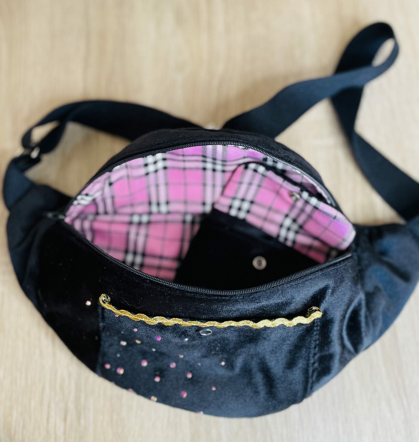 Sac banane adulte velours noir &strass – Image 2