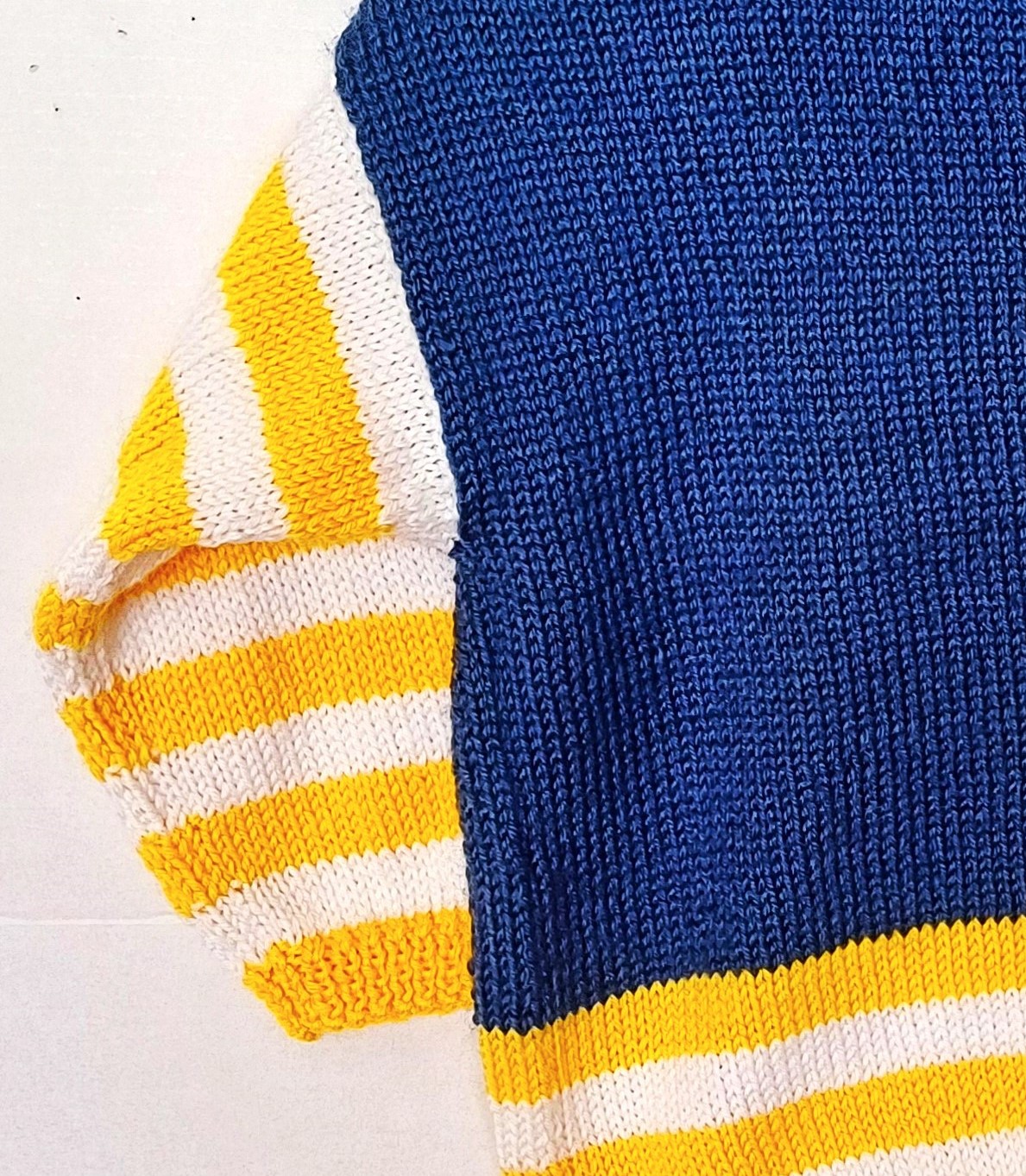 détail des coutures du pull