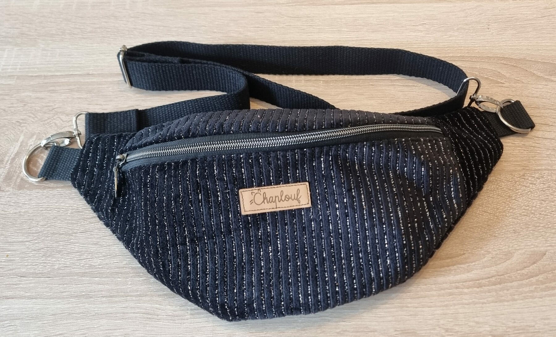 Sac banane velours côtelé noir simple ou pailleté. Modèles uniques, tissus originaux, fabrication artisanale dans mon atelier gersois. – Image 3