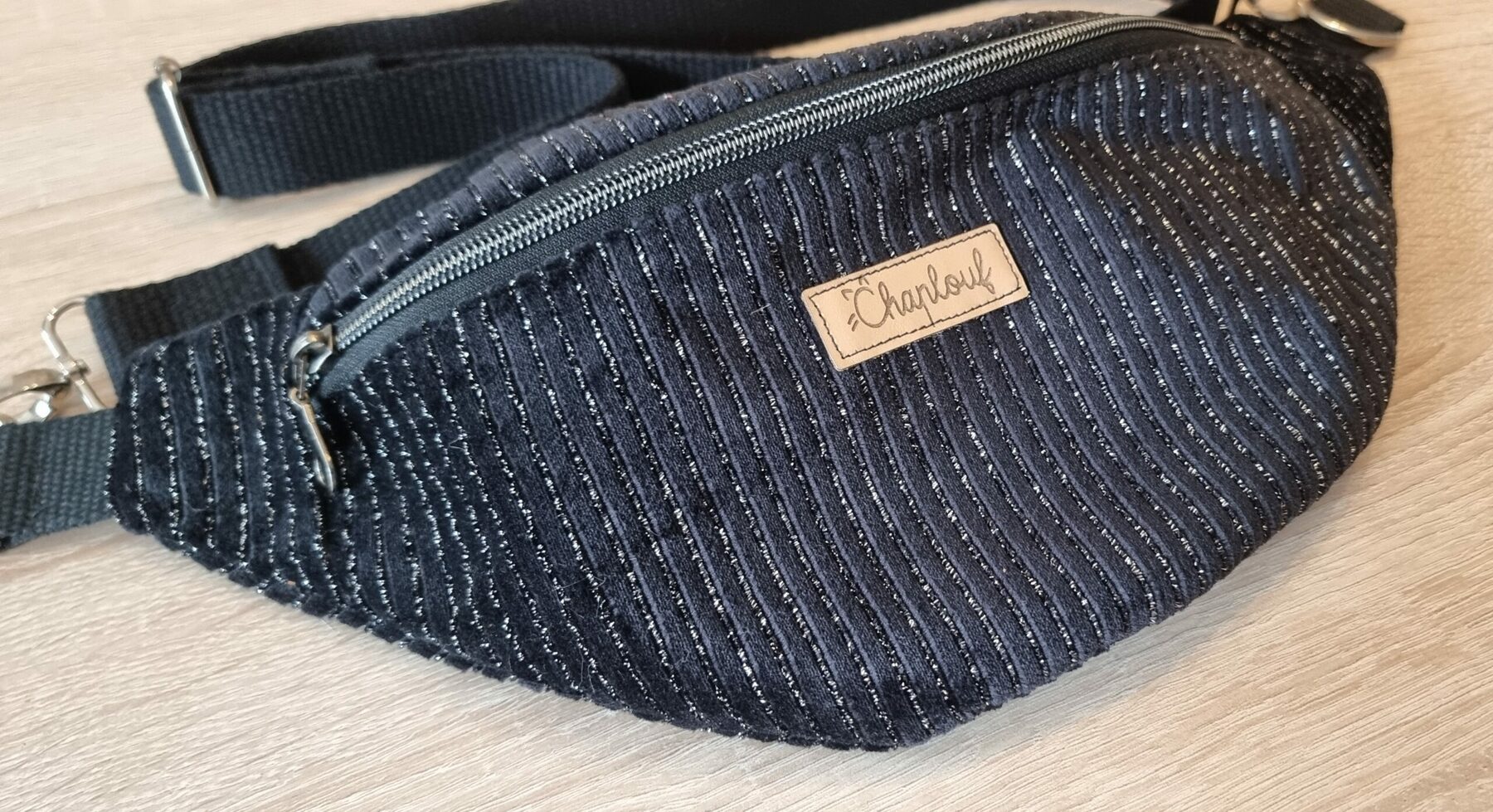 Sac banane velours côtelé noir simple ou pailleté. Modèles uniques, tissus originaux, fabrication artisanale dans mon atelier gersois. – Image 5