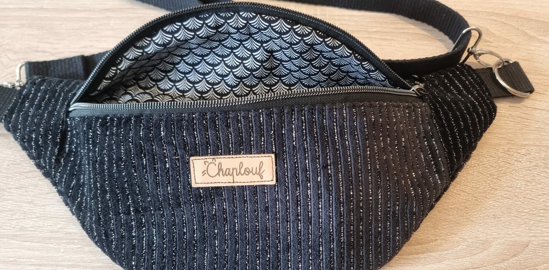 Sac banane velours côtelé noir simple ou pailleté. Modèles uniques, tissus originaux, fabrication artisanale dans mon atelier gersois. – Image 4