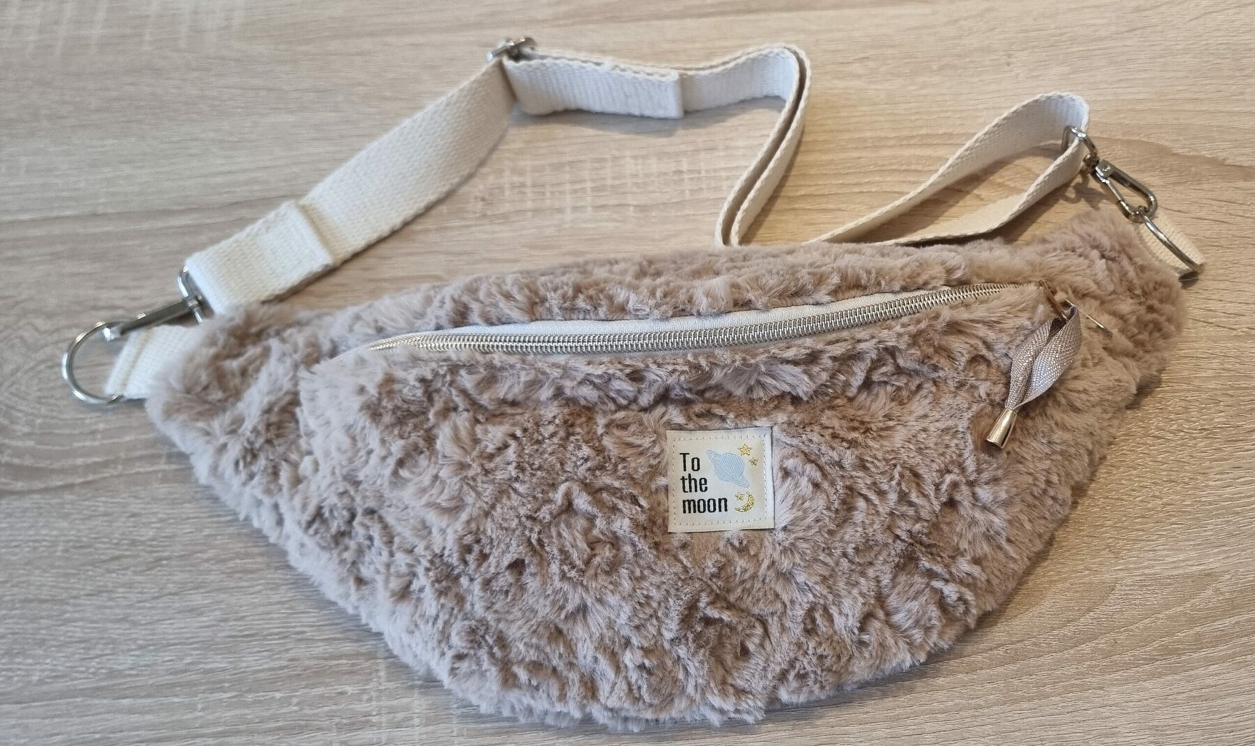 Banane en moumoute beige ultra douce ! Etiquette "to the moon" – Image 2