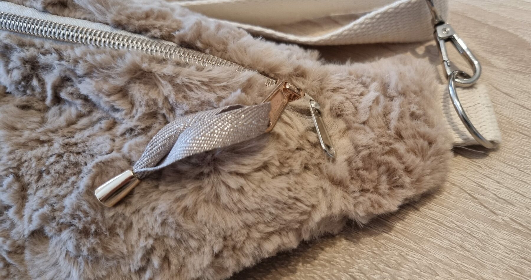 Banane en moumoute beige ultra douce ! Etiquette "to the moon" – Image 3
