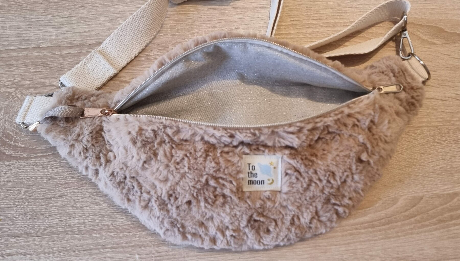 Banane en moumoute beige ultra douce ! Etiquette "to the moon" – Image 5