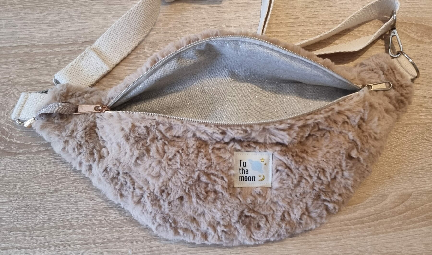 Banane en moumoute beige ultra douce ! Etiquette "to the moon" – Image 4