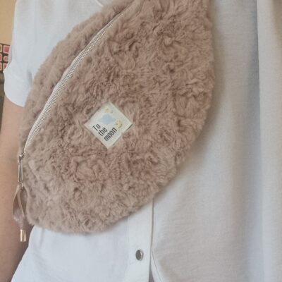 Banane en moumoute beige ultra douce ! Etiquette "to the moon"