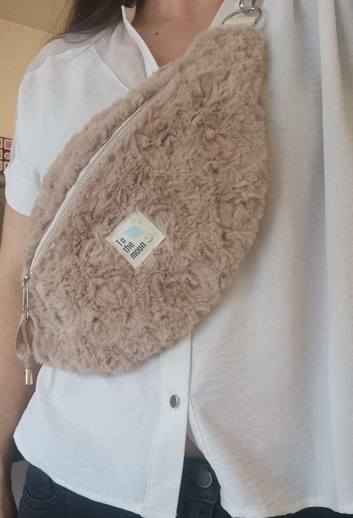 Banane en moumoute beige ultra douce ! Etiquette "to the moon"