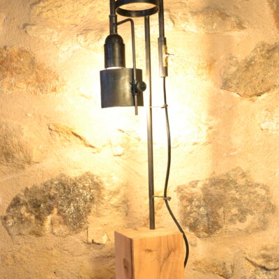 Lampe de bureau de style industriel en acier sur socle en chêne.