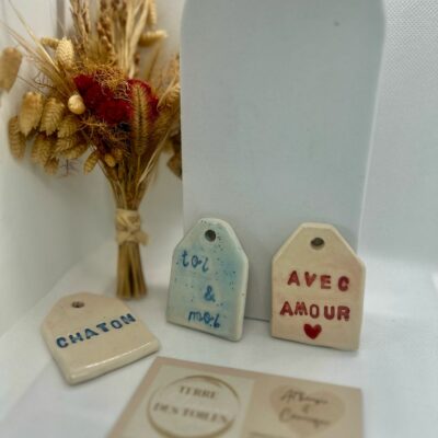 Etiquette décorative en faïence