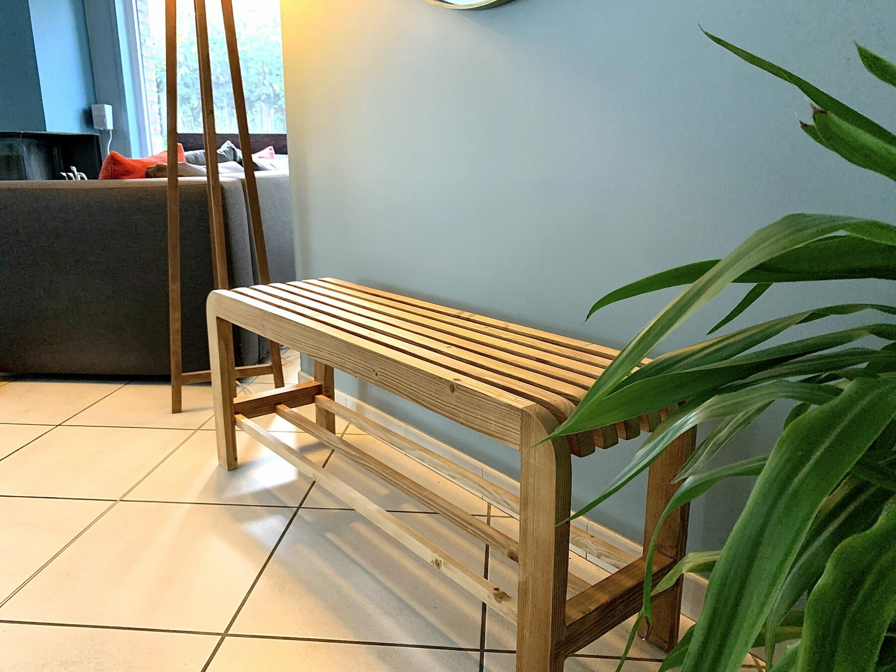 Banc d'entrée en bois massif recyclé et son rangement pratique – Image 5