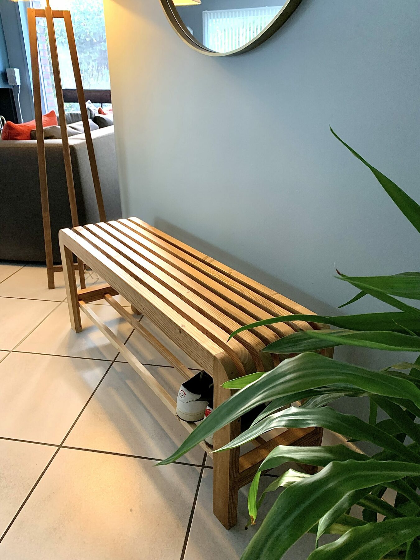 Banc d'entrée en bois massif recyclé et son rangement pratique – Image 2