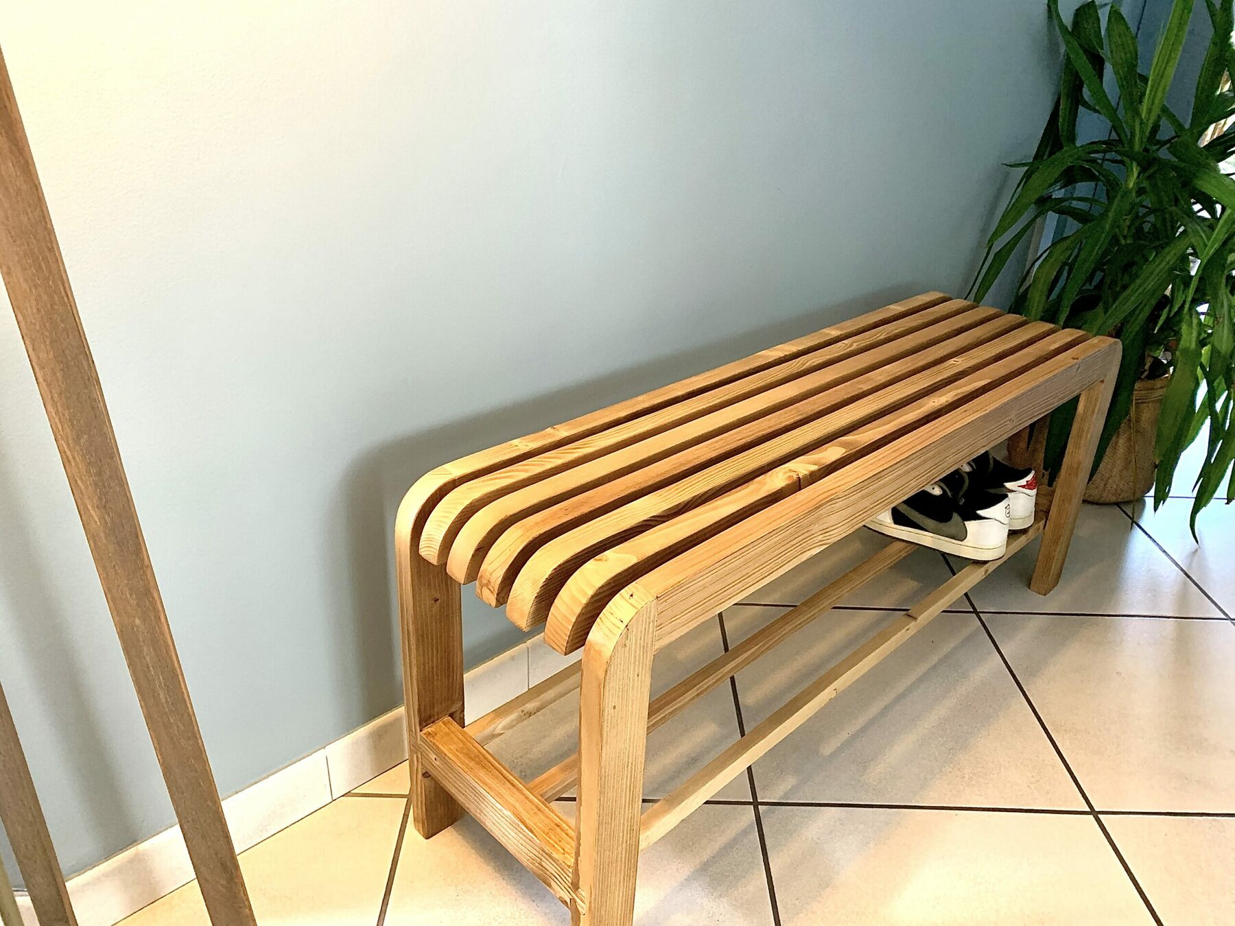 Banc d'entrée en bois massif recyclé et son rangement pratique – Image 7