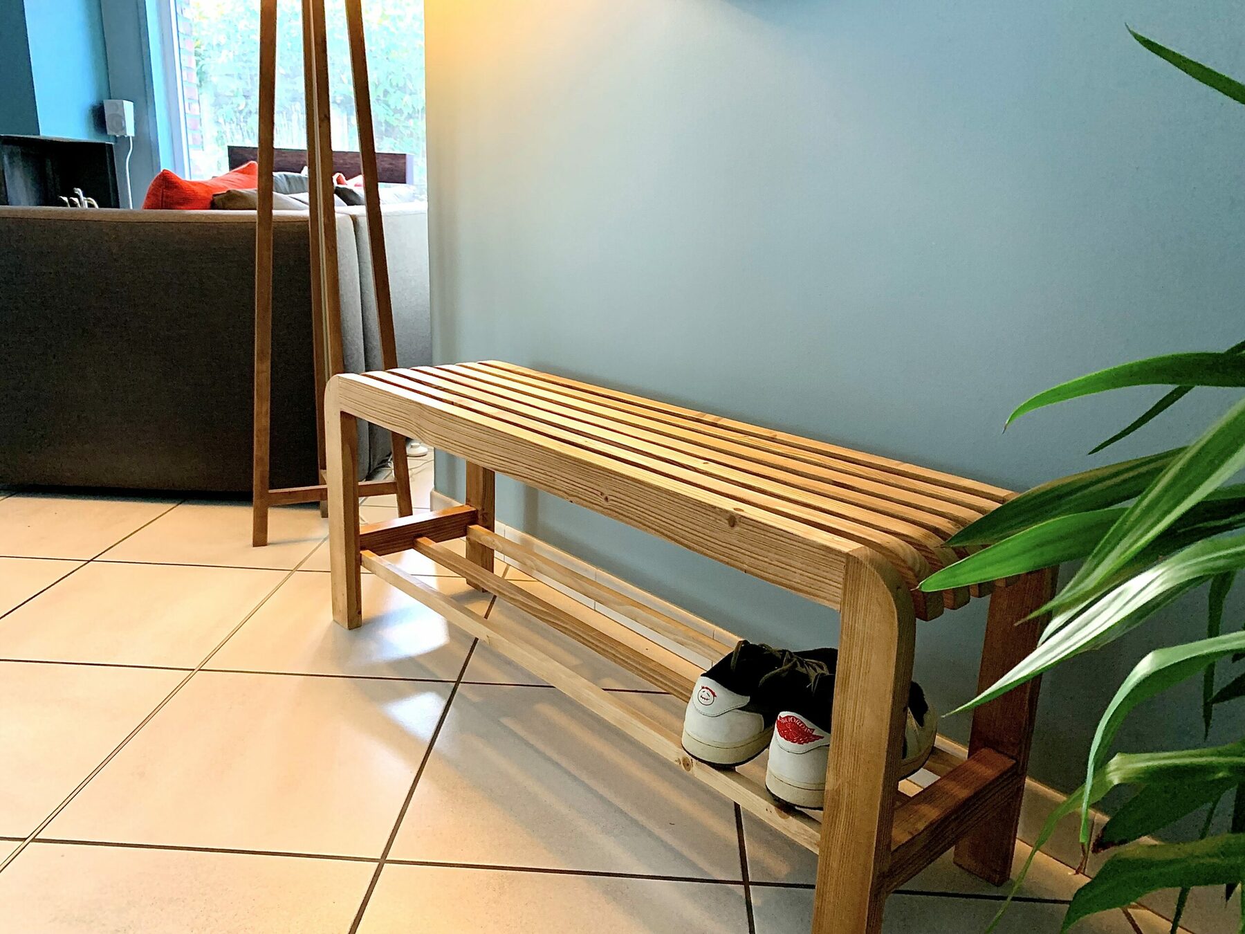 Banc d'entrée en bois massif recyclé et son rangement pratique