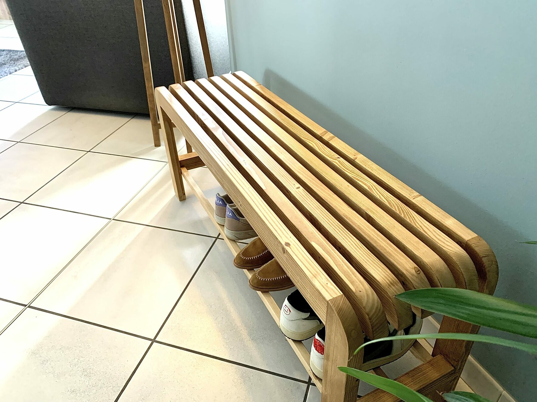 Banc d'entrée en bois massif recyclé et son rangement pratique – Image 3