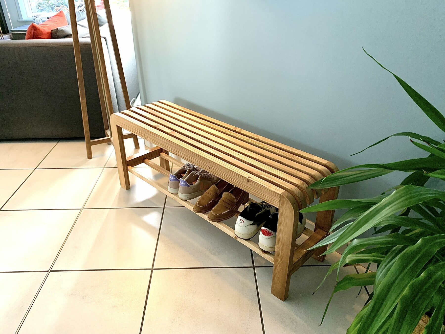 Banc d'entrée en bois massif recyclé et son rangement pratique – Image 4