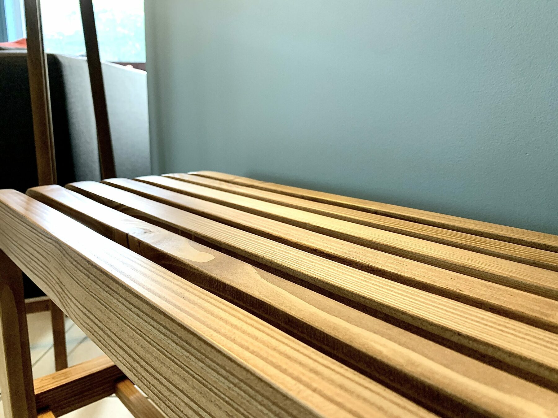 Banc d'entrée en bois massif recyclé et son rangement pratique – Image 6
