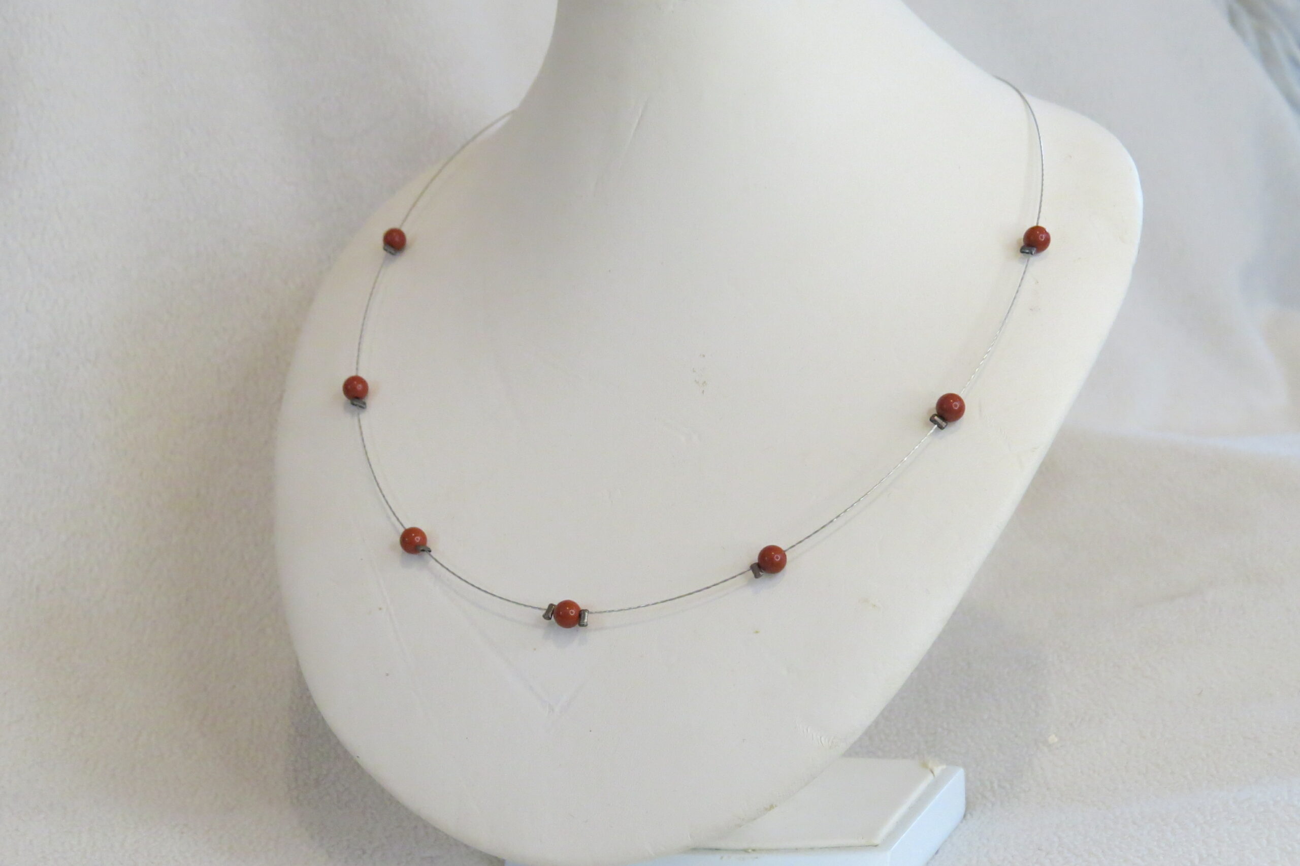 Collier jaspe monté sur câble