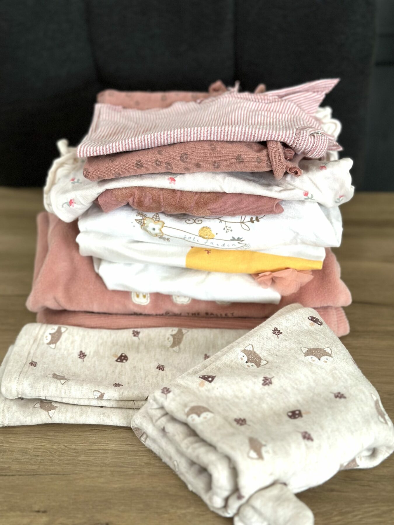 Coussin patchwork réalisé à partir de vêtements, bébés, enfants, être cher – Image 2